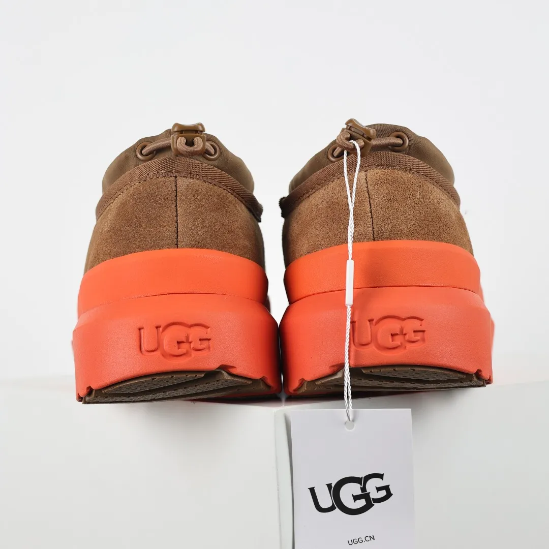 Pick up locally 💰620 Core recommendation Good price Cashmere insoles are a very suitable choice for keeping warm in winter and at home. In the new year, uug launched a series of styles, which are partial to the preferences of young consumers and have also moved to the forefront of fashion trends. Shoe body material Water-repellent coated suede upper 17mm UGGPURE™ implanted wool insole Lightweight non-slip comfortable rubber outsole With brand LOGO Trademark Comes with a full set of packaging Size: 35 36 37 38 39 40 41 42 43 44